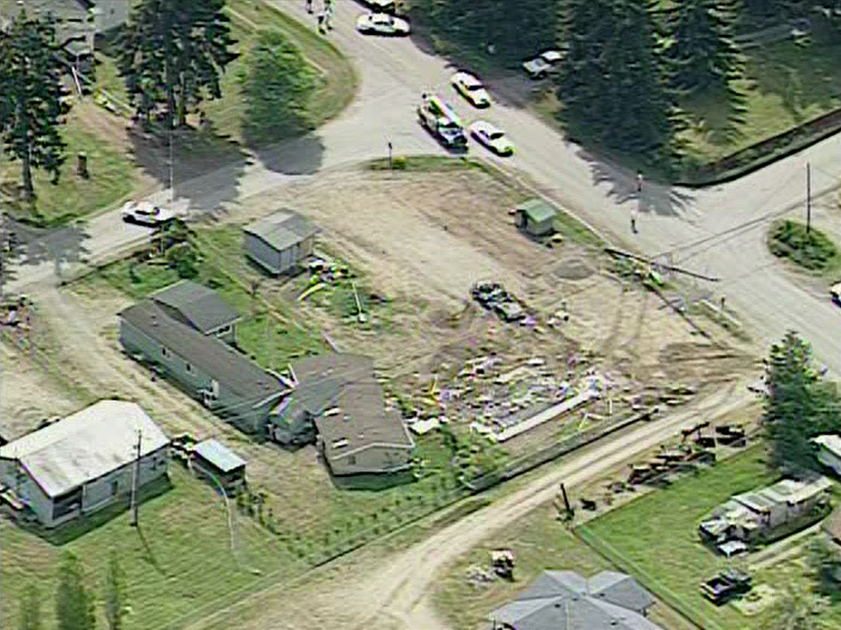 Tα πήρε με τους γείτονές του και ανέβηκε στη μπουλντόζα για να καθαρίσει